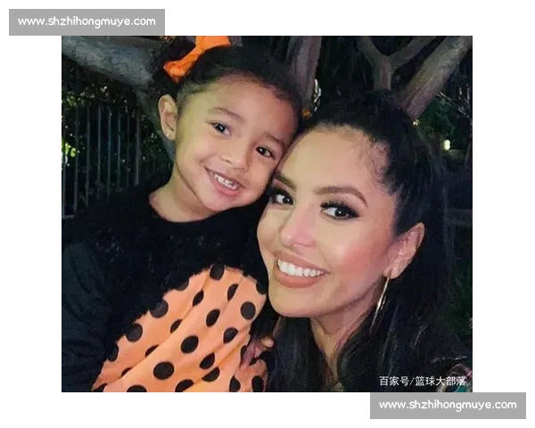 瓦妮莎晒科比旧照,三女儿公园同框,小女儿神似父亲 瓦妮莎晒科比旧照,三女儿公园同框,小女儿神似父亲